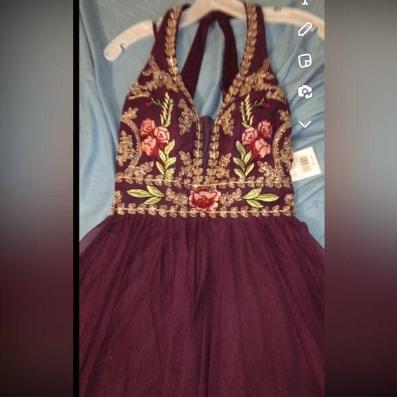 Wine colored homecoming dress, worn once. Size 5 but can fit as a 6 - Picture 1 of 3